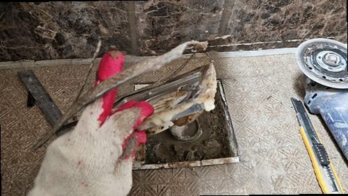 동두천 누수탐지 욕실 천장 누수 흔적과 배수구 주변 점검 모습