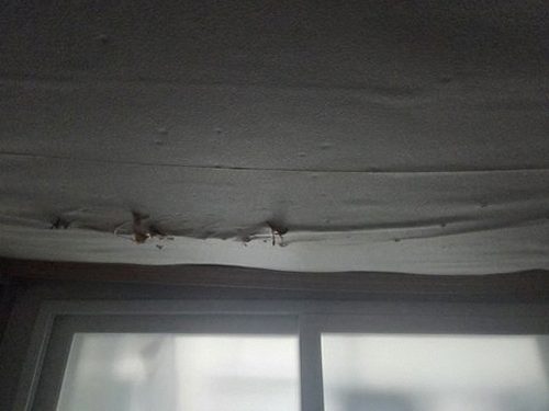 동두천 누수탐지 벽면 누수 탐지 장비를 이용해 배관 구간을 확인하는 모습