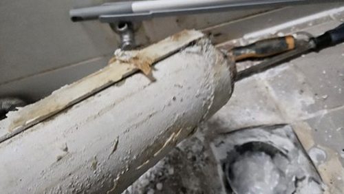 연천 누수탐지 수도계량기 별침과 보호통 주변을 살펴보는 모습