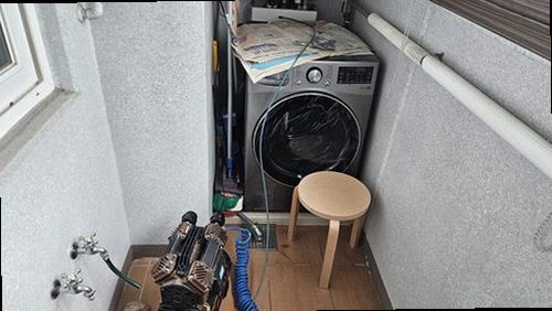 연천 누수탐지 벽면 얼룩과 바닥 모서리 흔적을 점검하는 모습