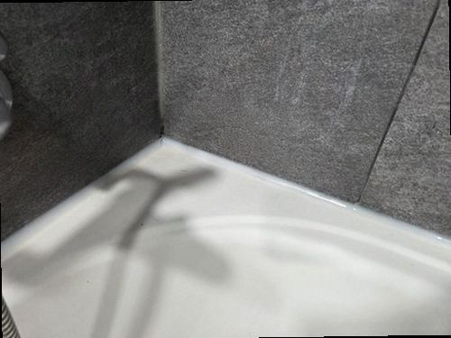 수지구 누수탐지 욕실 천장 누수 흔적과 타일 주변 물고임 확인 장면