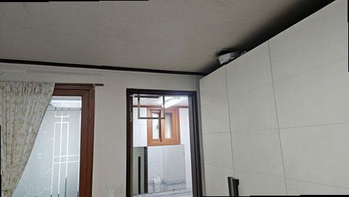 수지구 누수탐지 안방 천장에 번진 누수 흔적과 점검 준비 모습