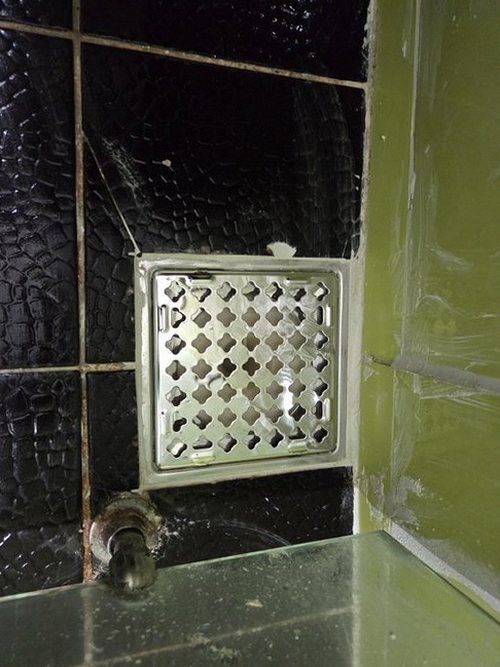 일산서구 누수탐지 욕실 바닥 물자국 점검 장면