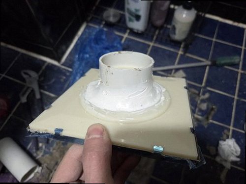 일산서구 누수탐지 보일러와 난방 분배기 연결부를 점검하는 모습