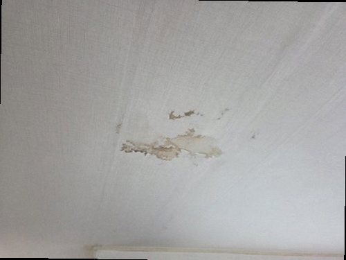 덕양구 누수탐지 누수 위치를 확인하기 위해 천장과 배관 주변을 점검하는 모습