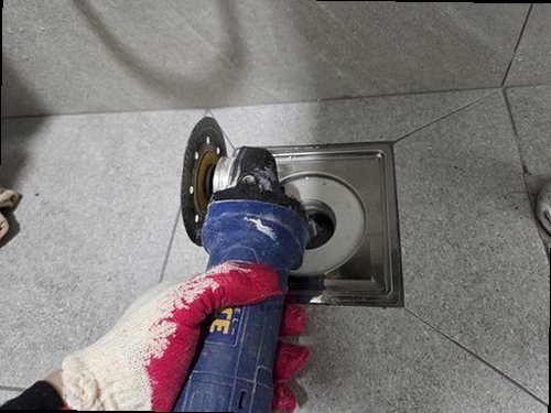 덕양구 누수탐지 천장에 생긴 누수 흔적과 물자국을 확인하는 모습