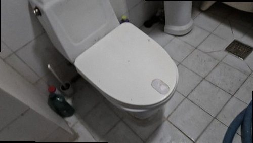 부산진구 누수탐지 천장과 벽면의 누수 흔적을 확인하는 모습