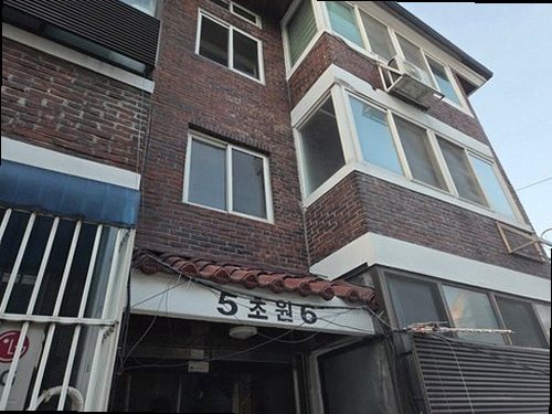 부산진구 누수탐지 수도계량기 별침과 실내 누수 흔적을 확인하는 모습
