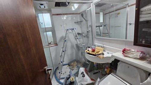 부산진구 누수탐지 처치 전 욕실 유가 주변 타일 줄눈 균열과 들뜬 몰탈 상태