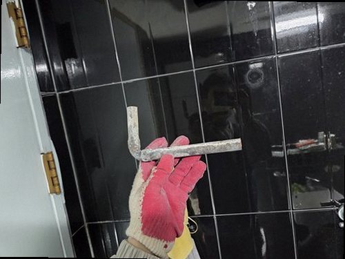 부산진구 누수탐지 가스탐지기와 청음탐지기를 이용해 배관 누수 위치를 확인하는 모습