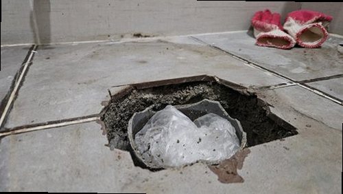 부산진구 누수탐지 천장 누수 얼룩과 배관 위치를 확인하는 현장 모습