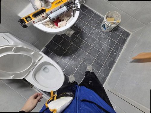 부산진구 누수탐지 욕실 바닥 방수층과 배관 경로를 나타낸 단면 구조 비교