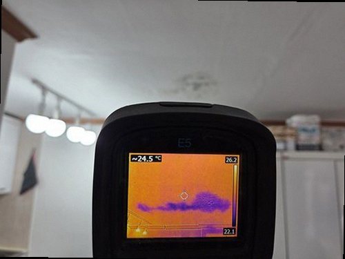 부산진구 누수탐지 거실 천장 모서리에 발생한 누수 얼룩과 벽면 수분 흔적