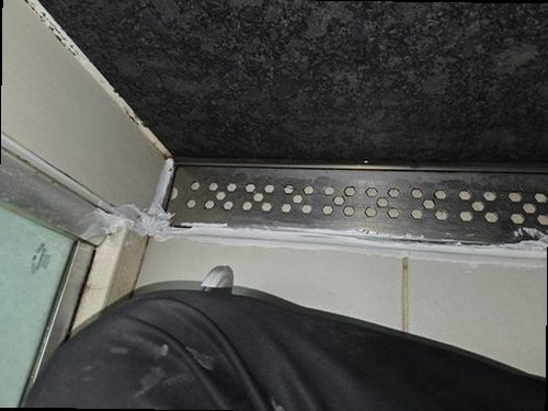 대덕구 누수탐지 베란다 벽면의 물자국과 창틀 주변 실란트 상태를 확인하는 모습