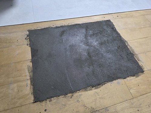대덕구 누수탐지 거실 천장과 벽 모서리의 수분 흔적을 확인하는 현장 점검