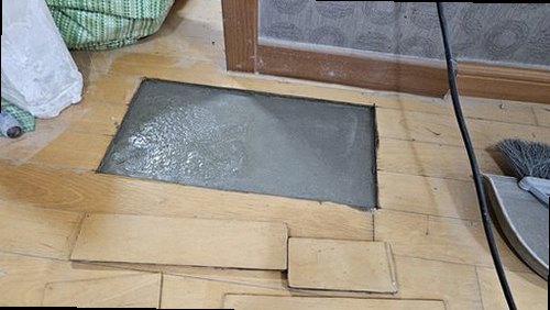 대덕구 누수탐지 거실 천장에 번진 누수 흔적과 벽면 수분 상태