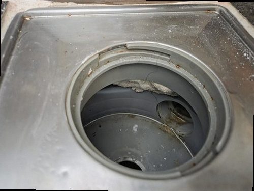 구로구 누수탐지 싱크대 하부장과 벽면의 수분 흔적을 살피는 점검 장면