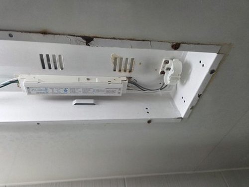 구로구 누수탐지 아래층 천장 얼룩과 누수 흔적을 살피는 점검 장면