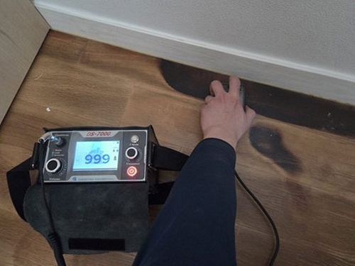 연제구 누수탐지 압력 게이지와 가스 탐지기를 점검하는 모습