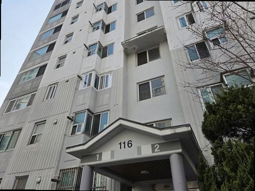 연제구 누수탐지 욕실 천장 누수 흔적과 타일 주변 습기 상태