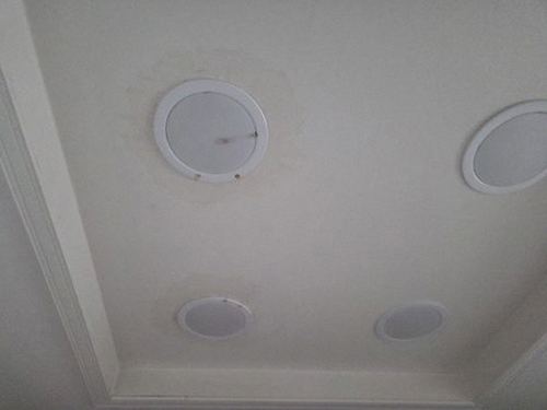 연제구 누수탐지 천장 모서리에 번진 누런 얼룩을 확인하는 모습