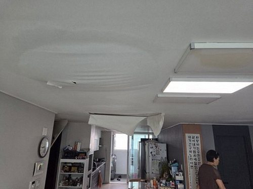 청주시 흥덕구 누수탐지 천장 얼룩 위치를 확인하는 점검 장면