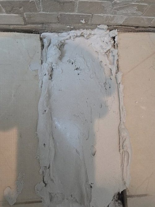 청주시 흥덕구 누수탐지 장판 아래 습기와 벽면 얼룩을 확인하는 바닥 누수 점검