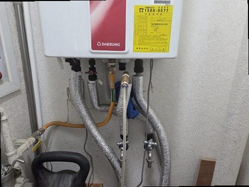 구리 누수탐지 압력 게이지와 청음 장비로 배관 누수 위치를 비교하는 과정