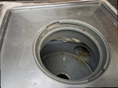 구리 누수탐지 싱크대 하부장과 벽지 얼룩을 살펴보는 누수 점검