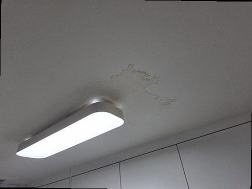 의왕 누수탐지 수도계량기 별침과 욕실 바닥 누수 흔적을 확인하는 점검 장면