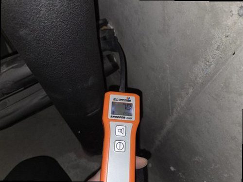 의왕 누수탐지 천장 누수 흔적과 수분 측정기를 확인하는 현장