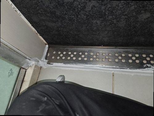 옹진군 누수탐지 베란다 창틀과 바닥에 생긴 물자국을 확인하는 모습