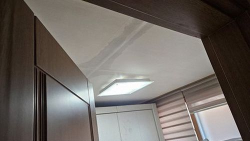 가평 누수탐지 배관 공압 검사 장비를 연결해 압력 게이지를 확인하는 모습