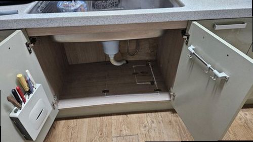 가평 누수탐지 싱크대 하부장과 벽지의 누수 흔적을 확인하는 현장