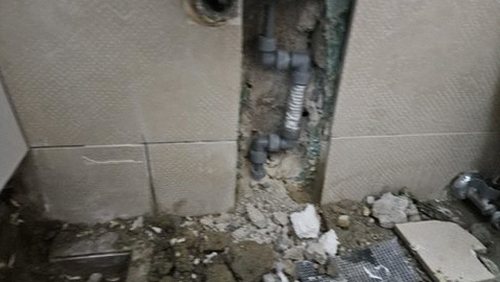 원미구 누수탐지 배관 탐지 장비를 이용해 매립 위치를 확인하는 장면