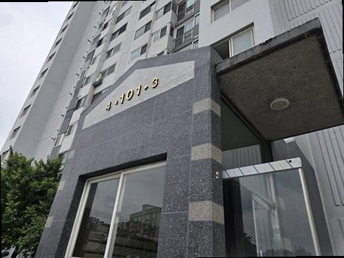 원미구 누수탐지 천장에 번진 누수 흔적과 피해 범위를 확인하는 모습