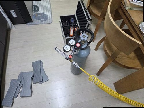 원미구 누수탐지 천장 누수 흔적과 점검 위치를 확인하는 모습