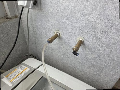 원미구 누수탐지 수도계량기 별침과 밸브를 확인하는 모습