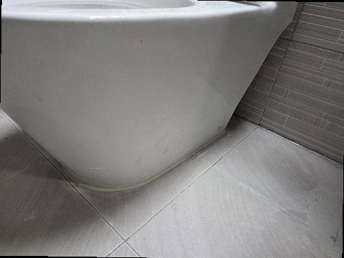 천안시 서북구 누수탐지 벽면 물자국과 수분 상태를 확인하는 현장 점검 모습