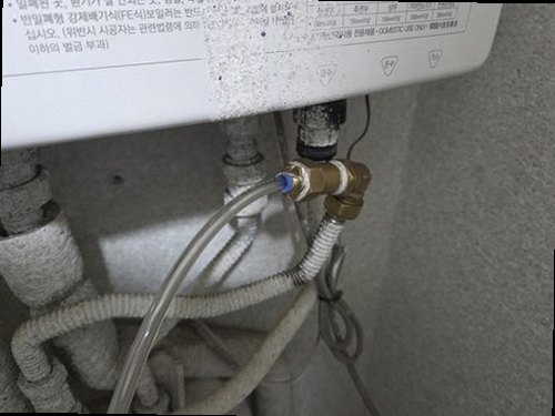 천안시 서북구 누수탐지 거실 천장 누수 흔적과 벽면 습윤 상태