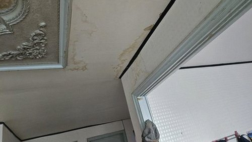 천안시 서북구 누수탐지 안방 벽지 하단에 젖은 자국이 남은 모습
