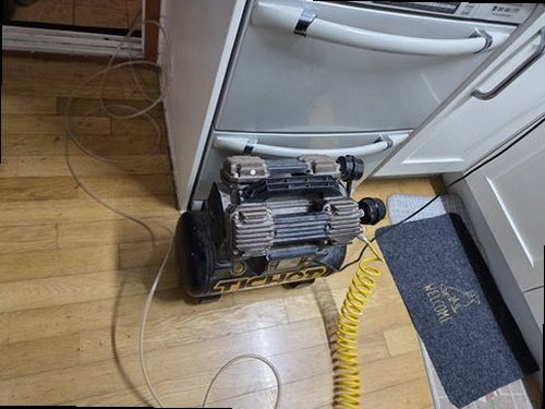 부평구 누수탐지 천장 얼룩과 배관 누수 흔적을 비교하는 현장 점검