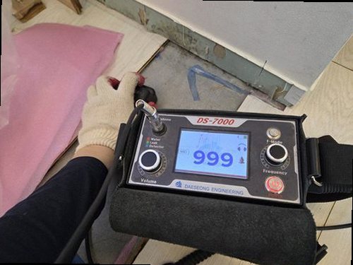 부평구 누수탐지 벽면과 천장에 나타난 누수 흔적을 확인하는 현장 모습