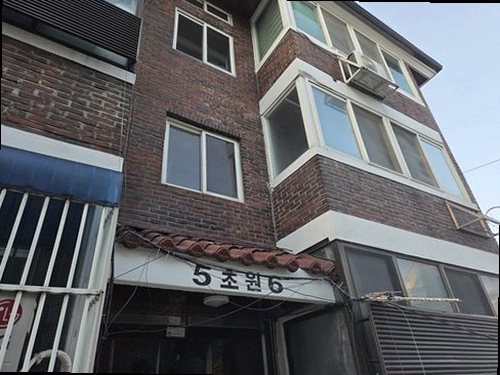 부평구 누수탐지 천장 누수 흔적과 벽면 수분 상태를 확인하는 모습