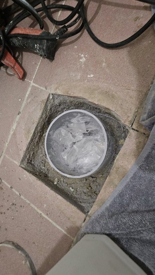 부평구 누수탐지 청음 탐지기로 벽면 배관 위치를 확인하는 작업 장면