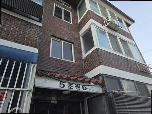 서울 중구 누수탐지 수도계량기와 배관 연결부를 점검하는 모습