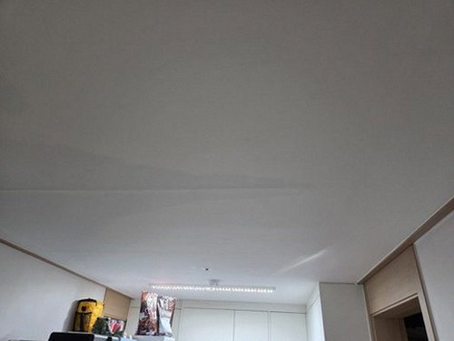 동대문구 누수탐지 청음탐지기로 벽면과 바닥 지점을 비교하며 위치를 특정하는 장면