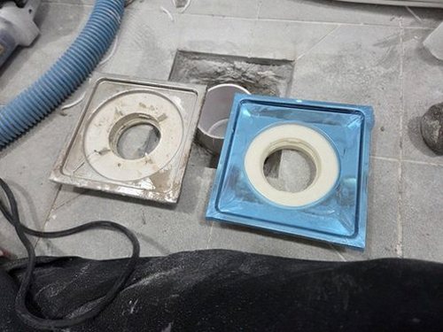 동대문구 누수탐지 욕실 바닥 타일 균열과 배수구 주변을 확인하는 모습
