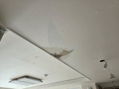 동대문구 누수탐지 안방 천장 얼룩의 가장자리 변화를 날짜별로 기록한 현장 사진
