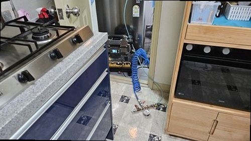 남동구 누수탐지 수도계량기 별침과 실내 누수 흔적을 확인하는 모습